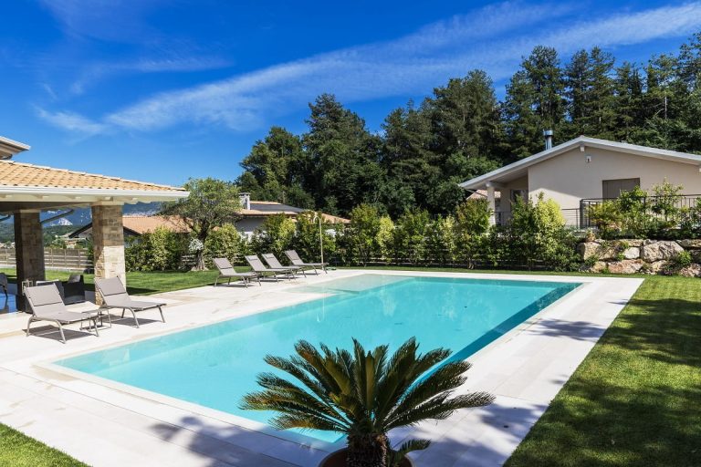 Giardini con piscina